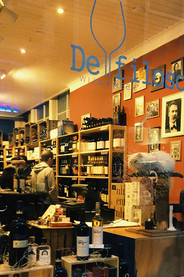 Exterior of de filosoof, a cozy wine shop in the Hague that does intimate wine tastings! #cats #hague