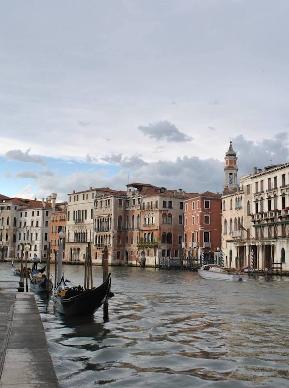 Traditionelle Gondeln in Venedig auf dem Canal Grande. Lesen Sie Ihre perfekte Reiseroute für Europa in zwei Monaten mit Tipps für Ihre europäische Reiseroute. #Reisen #Europa #Venedig #italien