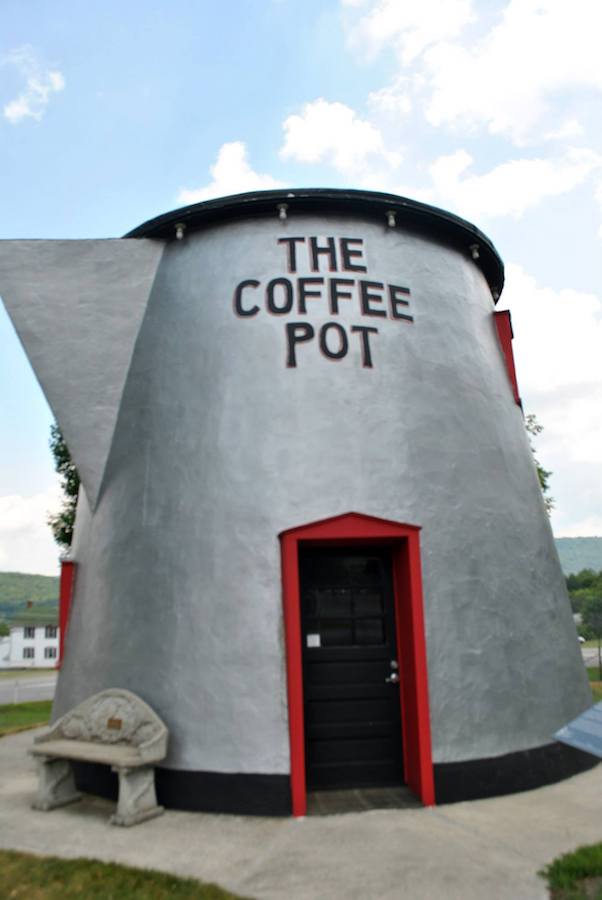 Giant Coffee Pot in Bedford Pennsylvania. Read tips for having a cheap road trip in the United States and other tips for visiting the United States on a budget! #travel #USA #America #WeirdUSA