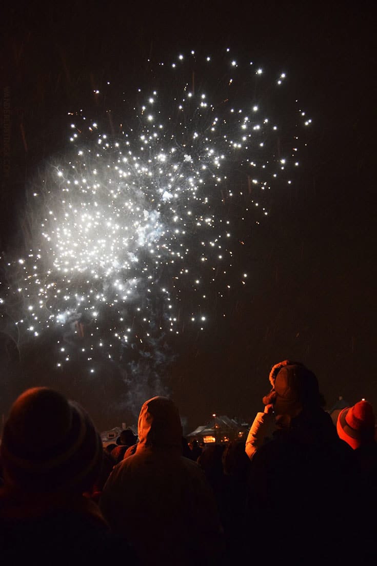 Foto von Menschen, die das Feuerwerk am Lagerfeuer in Reykjavik Island beobachten. Finden Sie heraus, was Sie in der Silvesternacht in Island am besten machen können. #NewYearsEve #Island