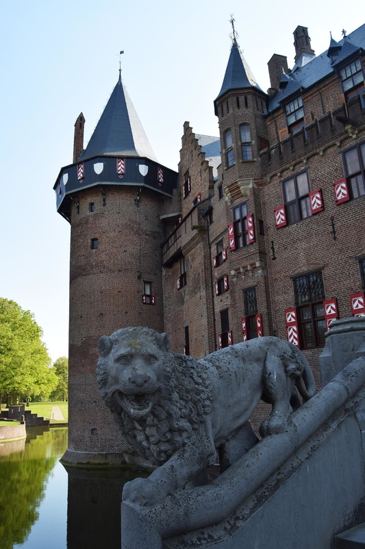 The Netherlands has beautiful castles only a day trip from Amsterdam/Utrecht. Read about 4 Dutch castles perfect for European castle lovers traveling in Europe!