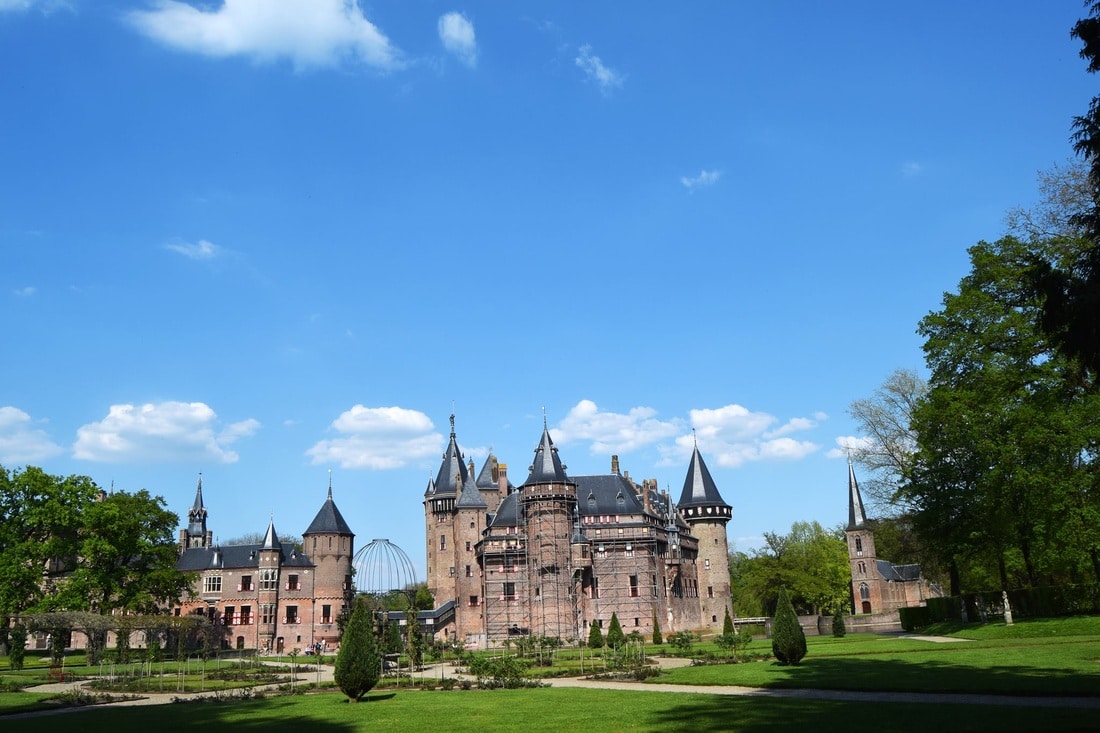 The Netherlands has beautiful castles only a day trip from Amsterdam/Utrecht. Read about 4 Dutch castles perfect for European castle lovers traveling in Europe!