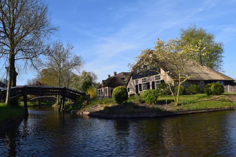 Beautiful canal in Giethoorn, the Netherlands. Read tips for visiting Giethoorn with advice on visiting Giethoorn from Amsterdam and things to do in Giethoorn. #travel #Netherland #Dutch