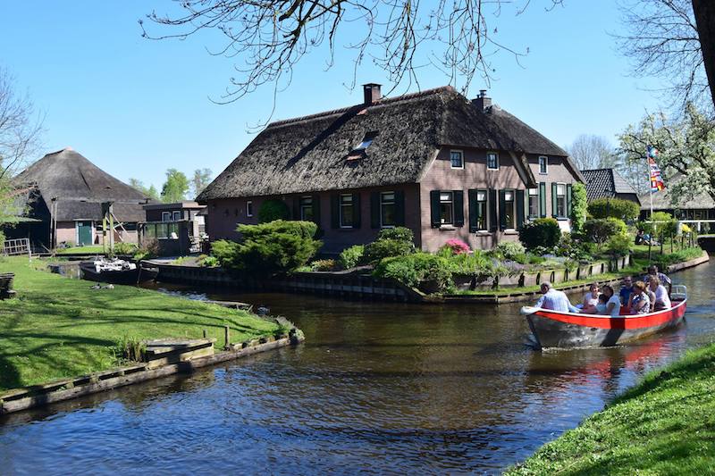 Canals of Giethoorn, the Netherlands. Read tips on one day in Giethoorn, "the Venice of the North" with tips on how to get from Amsterdam to Giethoorn, things to do in Giethoorn, and where to eat in Giethoorn. #Giethoorn #travel #Netherlands #Dutch