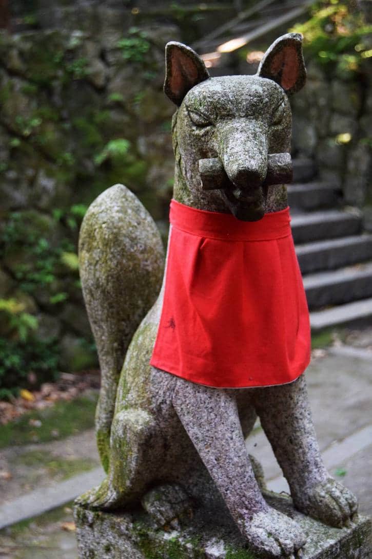 Foto der Füchse am Fushimi-Inari-Schrein in Kyoto. Lesen Sie über die besten Orte, die Sie in Kyoto besuchen sollten! #Reisen #Asien #Japan #Kyoto