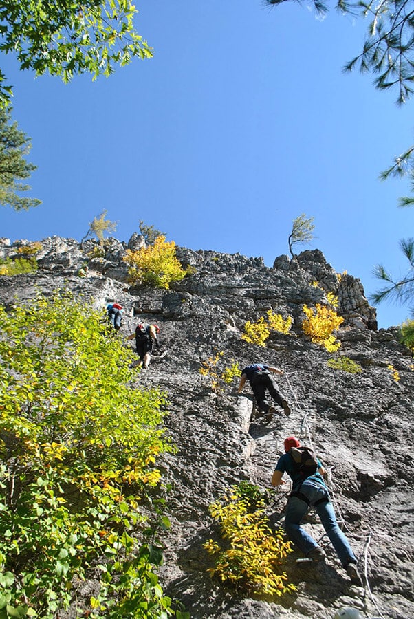 Menschen klettern zum Beginn des Nelson Rocks Klettersteigs. #viaferrata #klettersteig