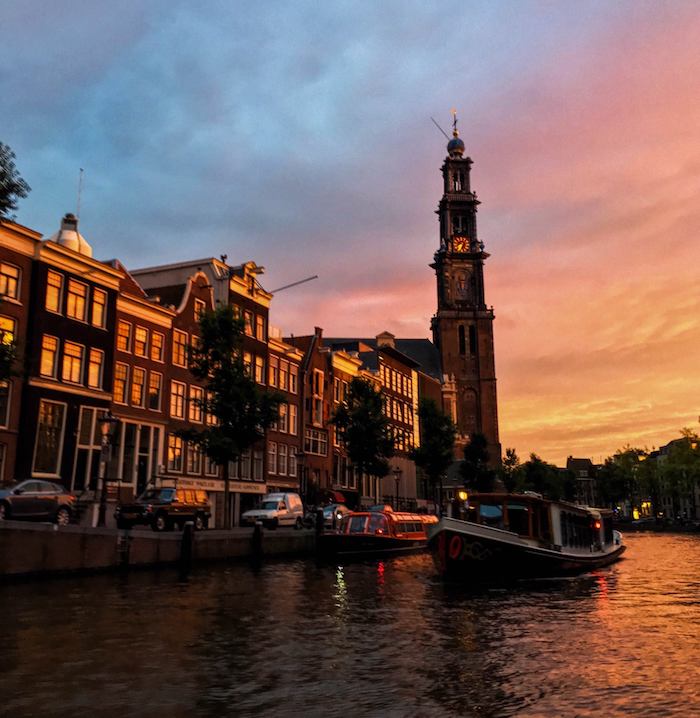 Kreuzfahrt bei Sonnenuntergang in Amsterdam, den Niederlanden. Amsterdam muss auf Ihrer europäischen Reiseroute stehen, wenn Sie Europa zum ersten Mal besuchen! #Reisen #Amsterdam #Niederlande #Europa