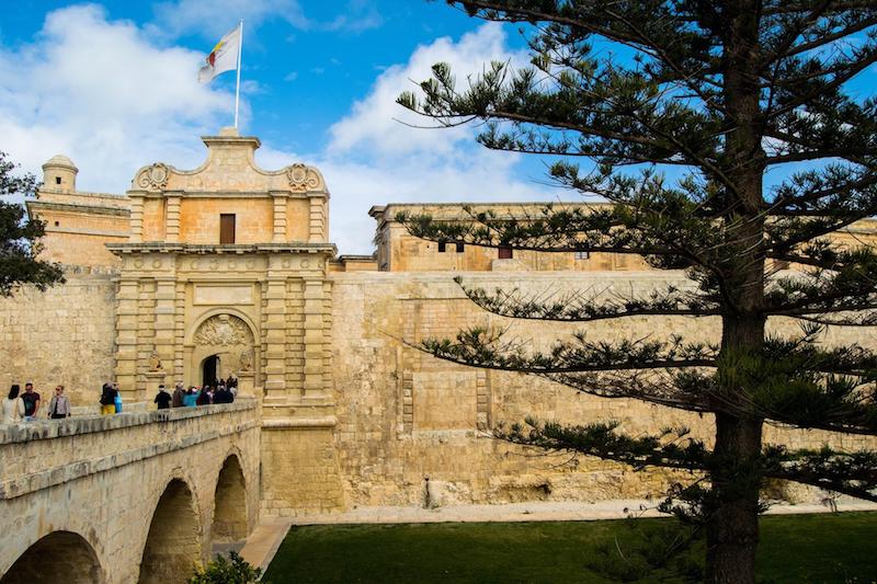 Mdina Gate in Mdina Malta. This historic gate is one of the best things to see in Malta and it's possible to visit Mdina, a UNESCO city, without a car! #mdina #malta #unesco #travel #europe