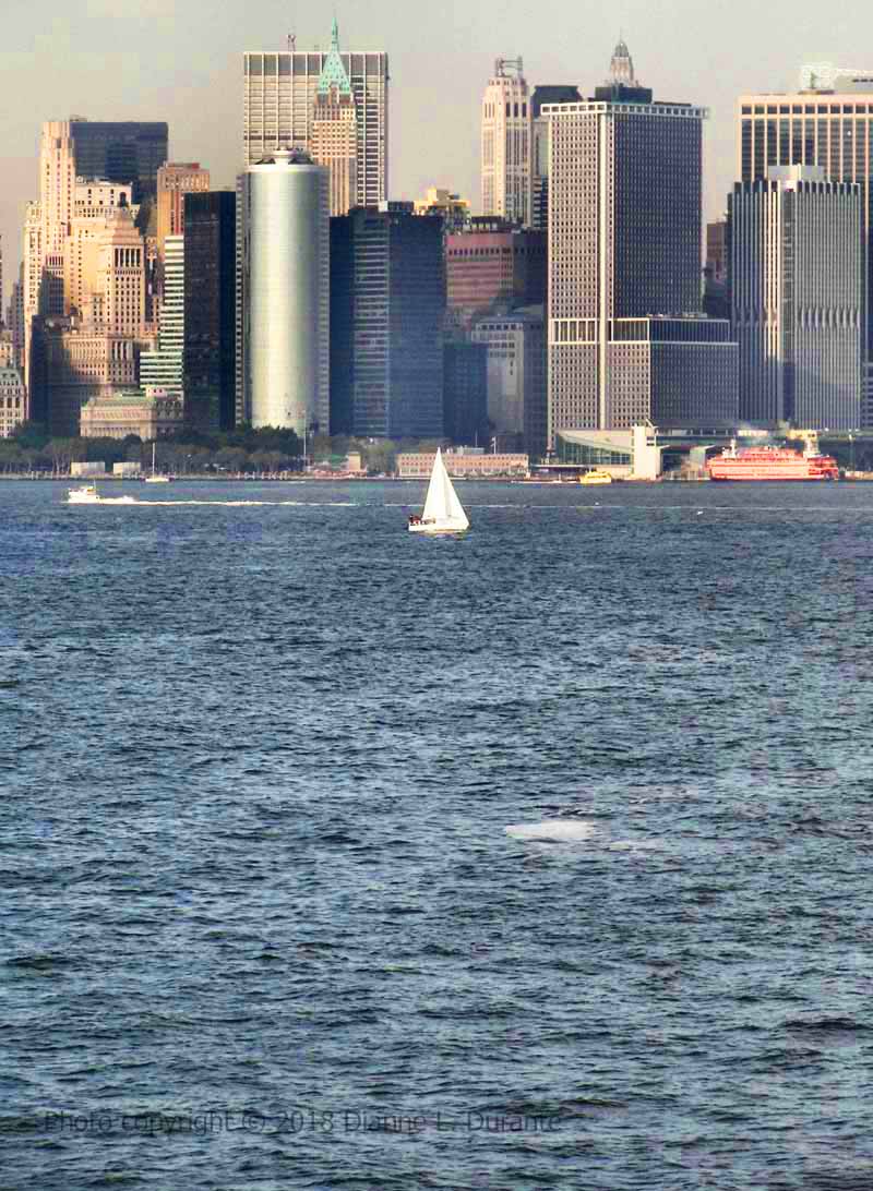 Blick auf die Skyline von New York City von der Staten Island Ferry! Lesen Sie, wo Sie die besten kostenlosen Aussichten auf New York City finden! #Reisen #NYC #NewYorkCity #Manhattan