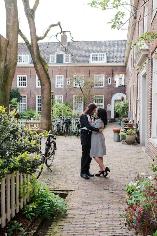 Couple in courtyard (hofje) in Amsterdam. Find out why we eloped and tips for finding the best elopement wedding photographer!