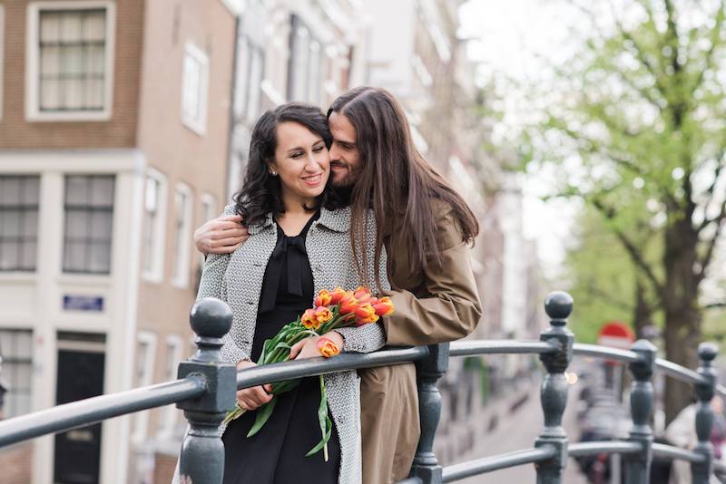 Couple with tulips in Amsterdam. See more elopement inspiration and photos with practical tips.