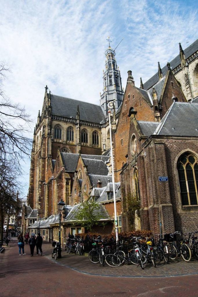 Saint Bavokerk in Haarlem, Noord Holland, Niederlande. Diese Stadt in Holland sollten Sie unbedingt bei einem Tagesausflug von Amsterdam aus besuchen. Klicken Sie hier für einen kompletten Stadtführer für Haarlem mit Tipps für die besten Dinge, die man in Haarlem tun kann! #Reisen #Niederländisch #Holland #Niederlande #Haarlem