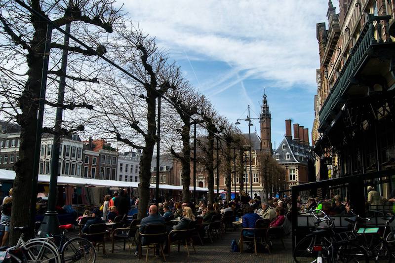 Der Grote Markt in Haarlem. Lesen Sie, warum Sie diesen herrlichen Platz nur dreißig Minuten von Amsterdam entfernt in Holland besuchen müssen! #Reisen #Holland #Haarlem #Holländisch