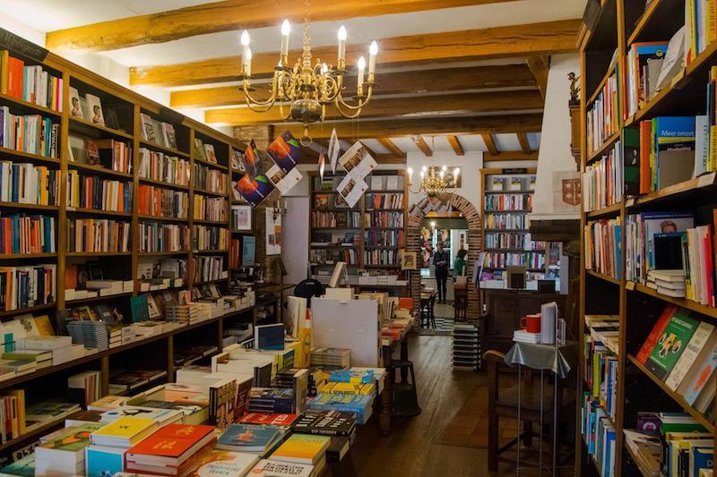 De Vries Bookstore in Haarlem, Niederlande. Diese wunderschöne Buchhandlung ist eines der besten Dinge, die man in Haarlem tun und an einem Tag in Haarlem sehen kann!