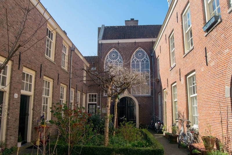 Beautiful hofje in Amsterdam where people still live! Read about what it's like to live in Amsterdam as a foreigner!
