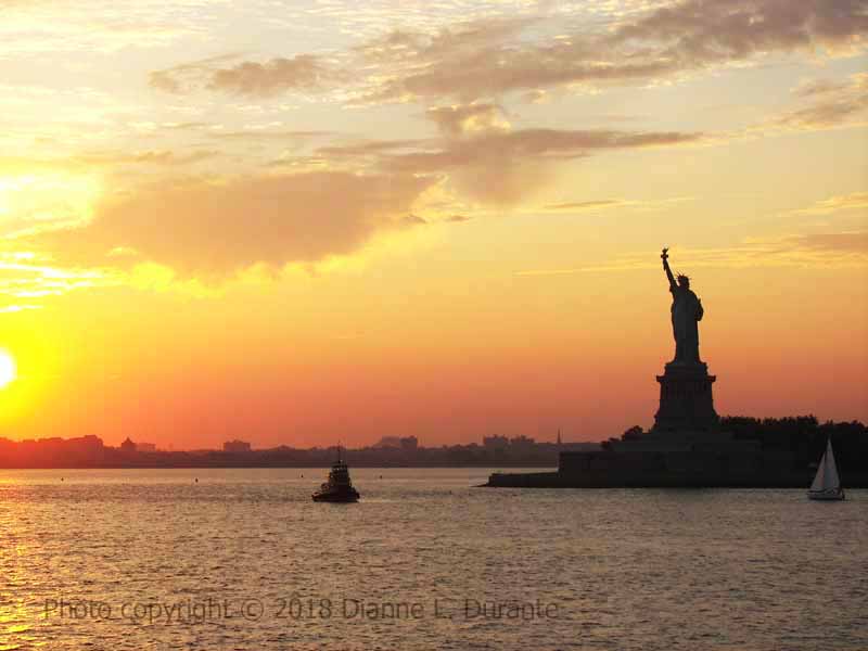 Blick auf die Freiheitsstatue von der Staten Island Ferry. Lesen Sie, wie Sie die besten kostenlosen Aussichten in New York City bekommen! #Reisen #NYC #NewYork