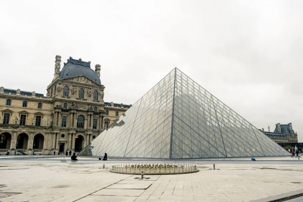 Le Louvre without the crowds. Read how to visit the Louvre without the crowds during your trip to Paris! #travel #france #paris #europe