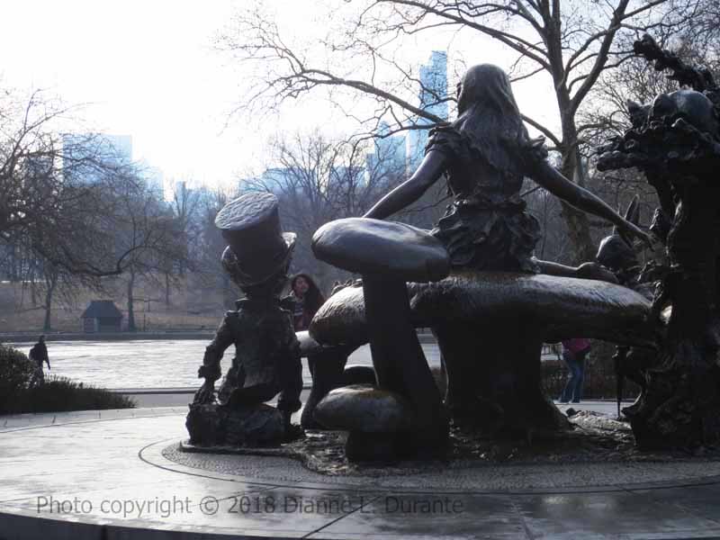 Blick auf die Alice-Statue im Central Park mit Blick auf die Skyline von Manhattan. #Reisen #Manhattan #NYC