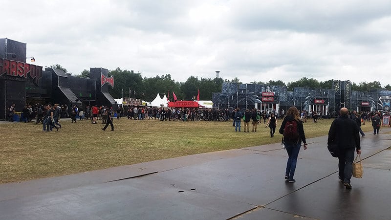 Spaziergänger auf dem Gelände von Graspop (GMM).