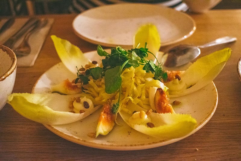 Veganes Gericht bei einem Bio-Dinner im Bijzonder, einem der besten neuen Restaurants in Maastricht!