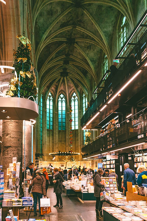 Die Buchhandlung Dominicanenkerk in Maastricht, Niederlande.  Diese wunderschöne ehemalige Kirche aus dem 15. Jahrhundert, die heute eine Buchhandlung ist, ist einen Besuch wert!