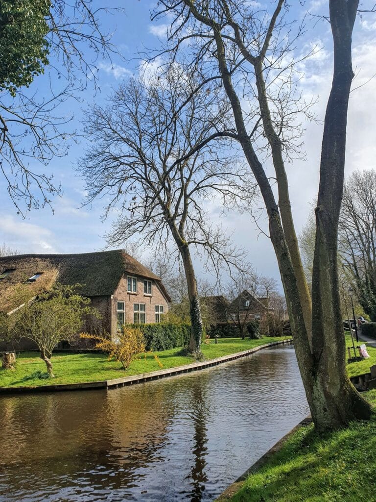 Photo of beautiful houses along canals without roads in the charming village of Giethoorn in the Netherlands. 