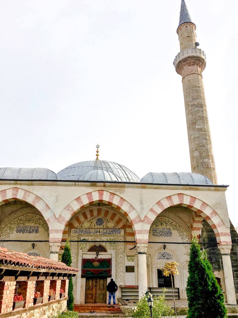 Foto der Hadum-Moschee im Kosovo. Das Innere dieser schönen Moschee ist der Grund, warum Sie den Kosovo besuchen sollten! #Moschee #Reisen #Kosovo #Balkan