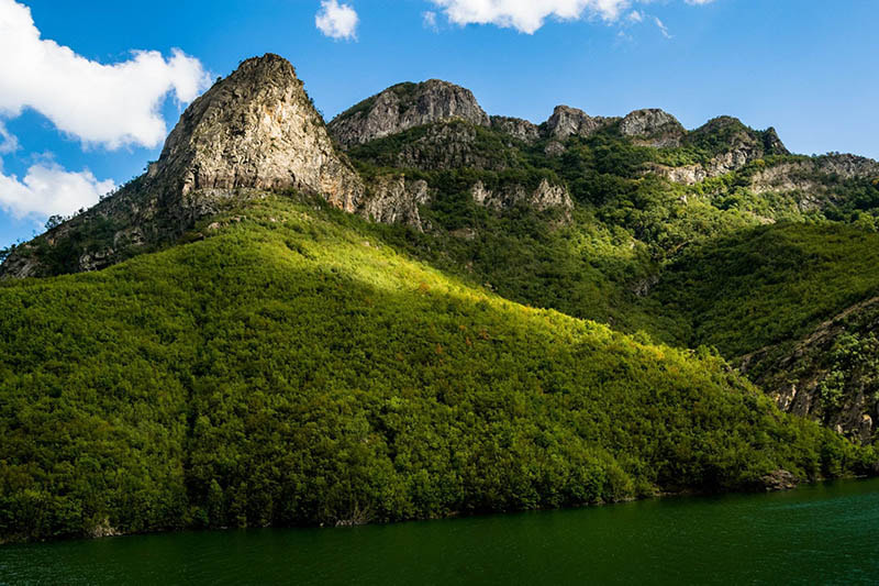 Photo of Lake Kolmani, one of the most beautiful places in Albania to visit. Foto e liqenit Kolmani, një nga vendet më të bukura në Shqipëri për të vizituar.