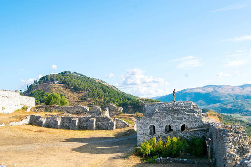 Beautiful photo of Albania's best attraction: Berat Castle in Berat Albania. Foto e mrekullueshme e atraksionit më të mirë të Shqipërisë: Kalaja e Beratit në Berat të Shqipërisë.