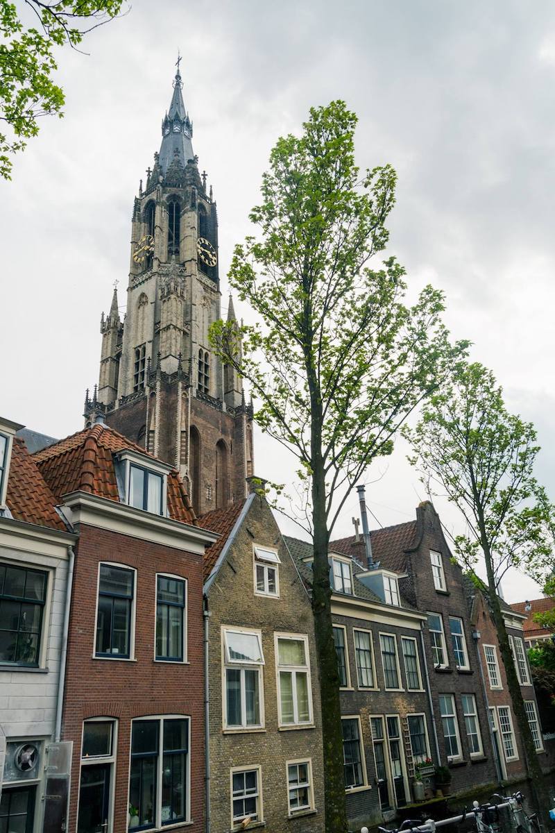 Voldersgracht canal in Delft. Don’t miss the epic antiques market in Delft, one of the best things to do in Delft. Check out this one day guide to Delft for more ideas and insider tips for visiting #Delft! #Travel #Netherlands