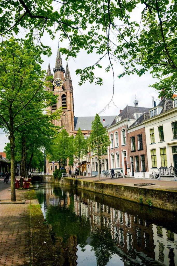  Photo of the (Oude Kerk) Old Church in Delft, a must-see in Delft. Follow this perfect one day Delft itinerary for the best things to do in Delft and the best places to eat in Delft. #Delft #Travel #Netherlands