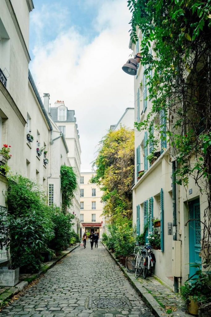 Secret street in Paris: Rue des Thermopyles. This street in the 14th arrondissement is one of the best Paris secrets! #paris #france #travel