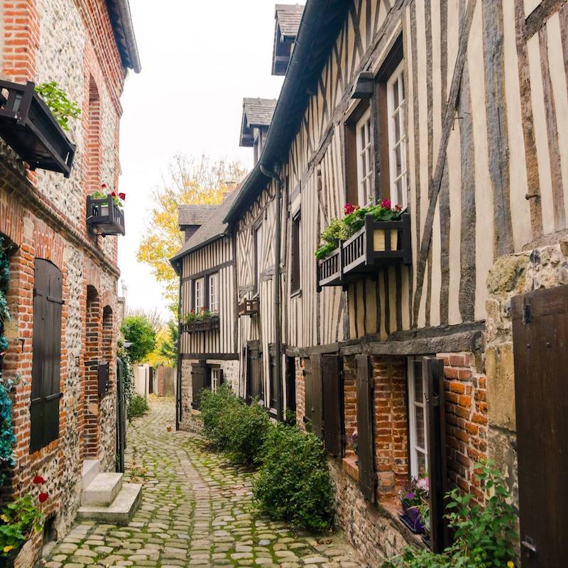 Beautiful alleyway in Honfleur, one of the most beautiful cities in Normandy. Read what you must include in your Normandy itinerary #travel #normandy #honfleur