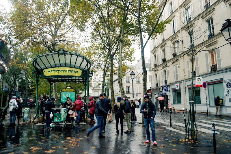 Tips to avoid being pickpocketed on the Paris Metro with what NOT to do in Paris if you don't want to be scammed. | Scams in Paris | Safety tips for Paris #travel #Paris #france #europe #scams 