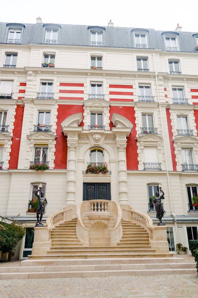 Villa des Platanes, one of the most exclusive secret streets of Paris that you'll pass on this free tour of secret Montmartre! #travel #paris #france