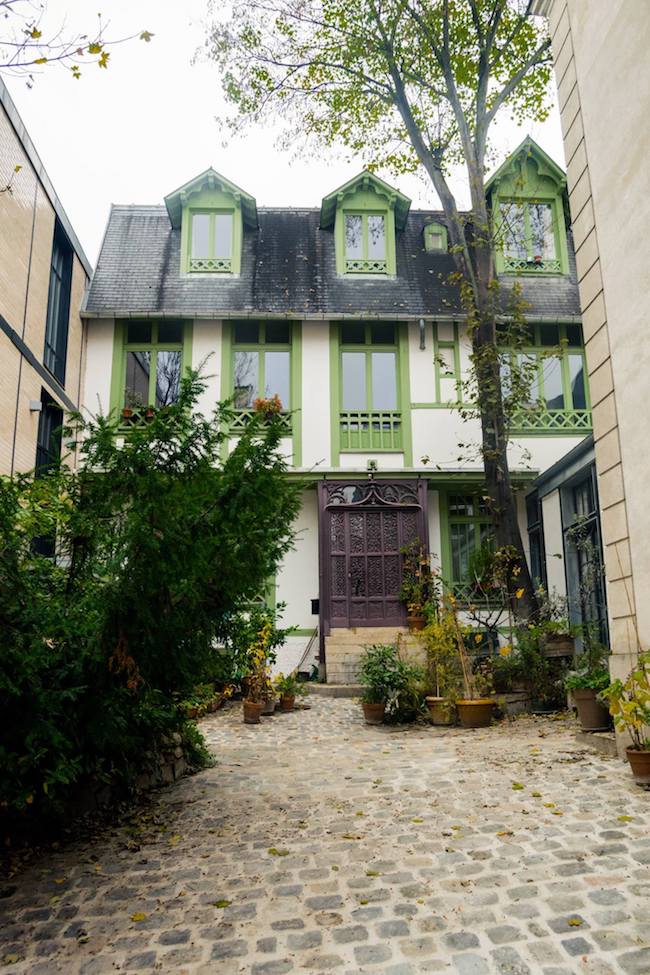 Cité Véron, one of the secret villages in Montmartre, one of the districts of Paris. Follow this walking tour to see a secret side to Paris! #Paris #travel #France #Montmartre 