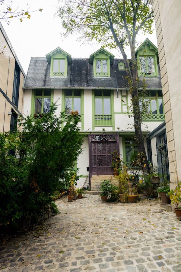 Haus in einer versteckten Straße in Paris. Lesen Sie, wo Sie in Paris hingehen können, mit Ihrer perfekten Paris-Reiseroute für vier Tage in Paris. #Reisen #Paris #Europa #Reisen