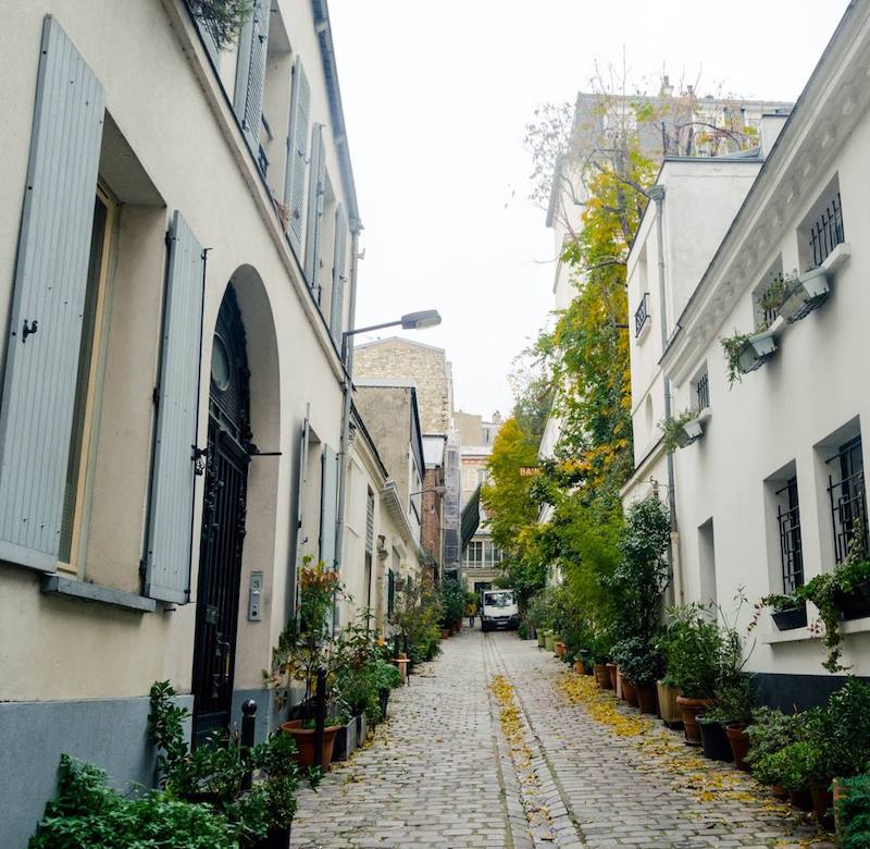 Cité du Midi, one of the secret villages of Paris. Follow this walking tour of Paris to find this off the beaten path village in Montmartre/Pigalle. #travel #paris #france 