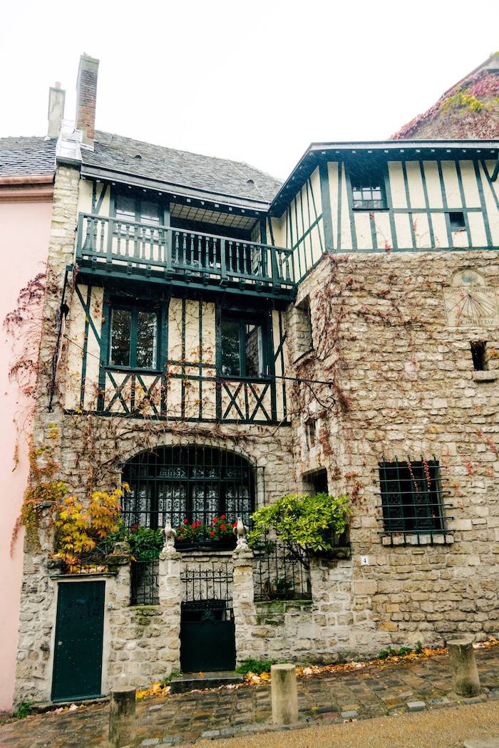 Beautiful building on Rue de l'Abreuvoir, one of the streets in Montmartre. This building in Paris should not be missed when you're walking around Montmartre. #travel #paris #Montmartre