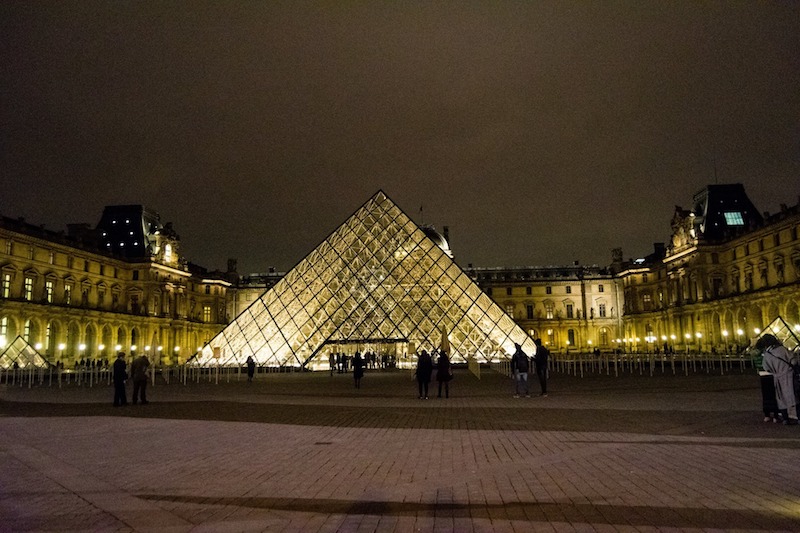 Foto des Louvre in Paris. Lesen Sie die Tipps eines Insiders, wie man in Paris keinen Taschendiebstahl begeht und wie man in Paris nicht betrogen wird. #Paris #Frankreich #Reisen #louvre