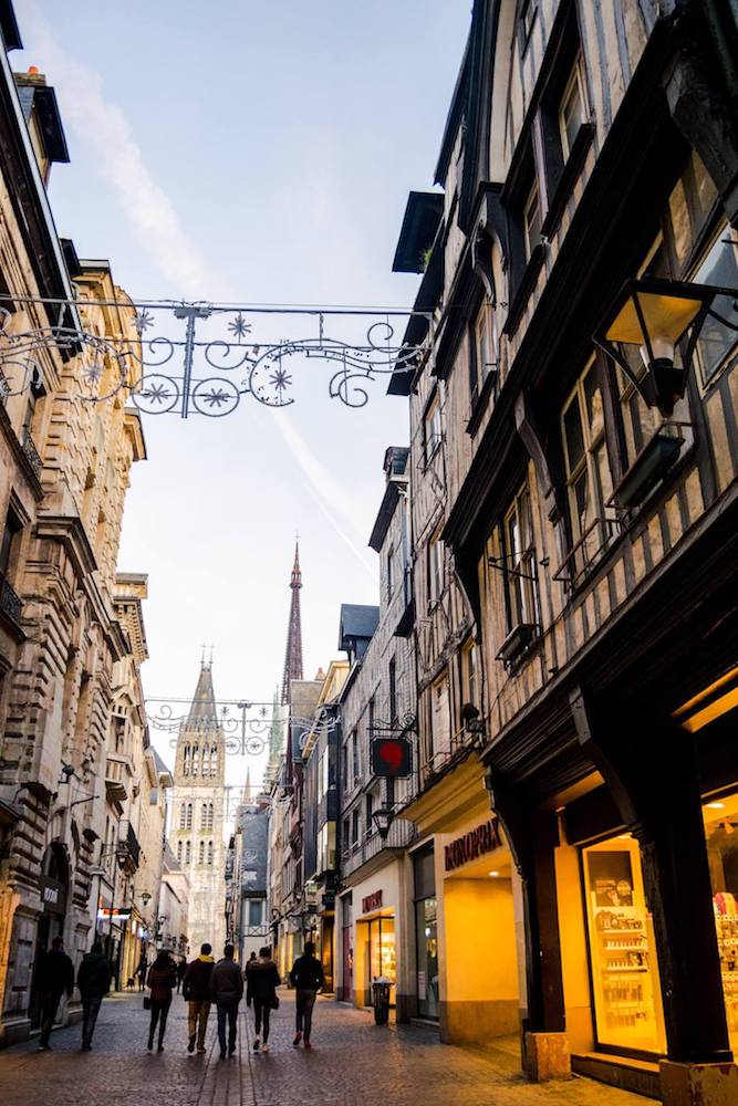 Wunderschönes mittelalterliches Stadtzentrum von Rouen, eine Stadt, die Sie unbedingt auf Ihrer Normandie-Reise besuchen sollten. #Reisen #Normandie #Rouen