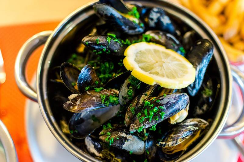 Muscheln in Calvados gekocht, eines der besten preiswerten Gerichte in der Normandie, Frankreich. Lies mehr Insider-Tipps für das Reisen in Frankreich mit kleinem Budget! #Frankreich #Reisen #Essen