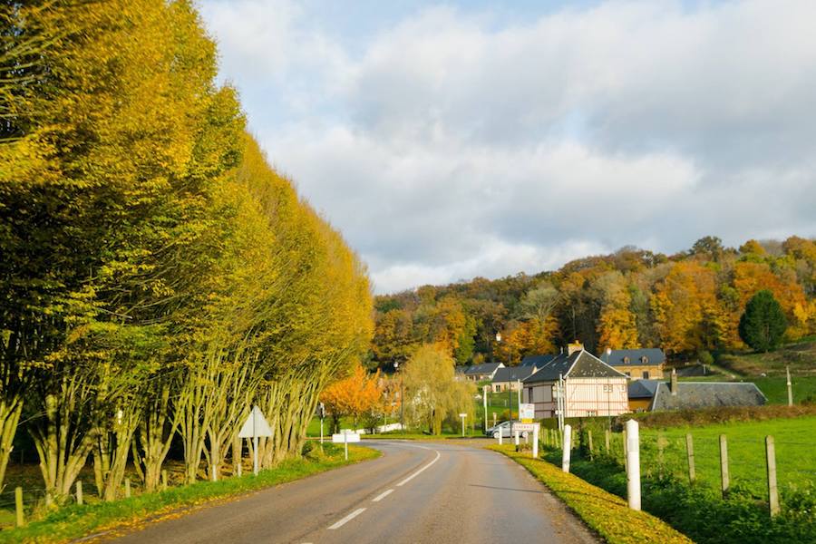 Wunderschöne Häuser in der Normandie, Frankreich. Lies Tipps, wie Du Geld sparen kannst, während Du Frankreich besuchst, mit Ratschlägen für günstiges Reisen in Frankreich! #Normandie #Frankreich #Reisen