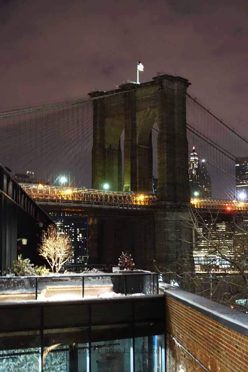 Blick auf die Brooklyn Bridge und Manhattan vom Empire Store Complex in Brooklyn. Lesen Sie, wo Sie die besten kostenlosen Aussichten auf New York City bekommen! #Reisen #NewYork #NYC 