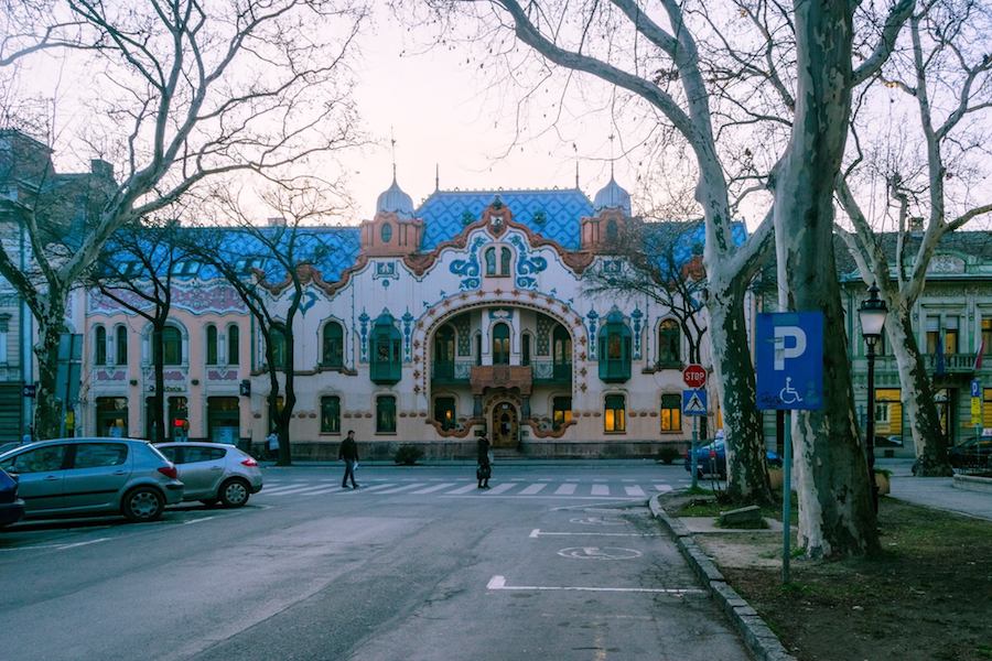 Raichie Palace, eine der besten Sehenswürdigkeiten in Subotica Serbien. Dieses Meisterwerk des Jugendstils in Serbien muss man gesehen haben! Lesen Sie über den Besuch von Subotica, Serbien! #Reisen #Serbien #Architektur 