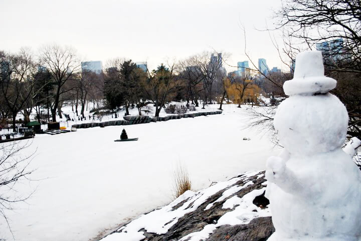 Schneemann im Central Park.  Wenn es während Ihres New York-Besuchs im Winter einen Schneesturm gibt, haben Sie keine Angst! Genießen Sie das Wetter! #Reisen #NYC