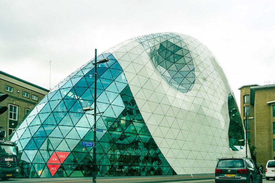 Interessantes architektonisches Werk in Eindhoven, Niederlande. Diese moderne niederländische Stadt eignet sich perfekt für einen Tagesausflug. #eindhoven 🏙️🇳🇱