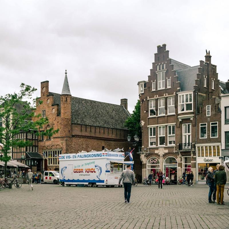 Moriaan, the oldest building in Den Bosch, a wooden building, in view. You can view this stunning building dating back to the 13th century in the middle of the Markt square. #travel #denbosch #nederland #brabant