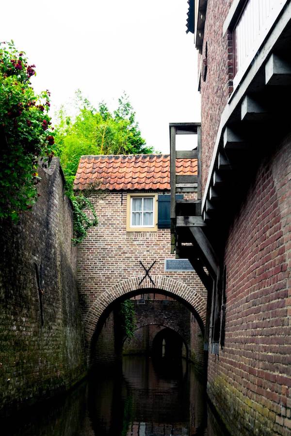 View of the Binnendieze, the medieval canals underneath the beautiful Dutch city of Den Bosch.This unique Dutch city is a super romantic weekend trip within the Netherlands!  #denbosch #nederland #travel #netherlands