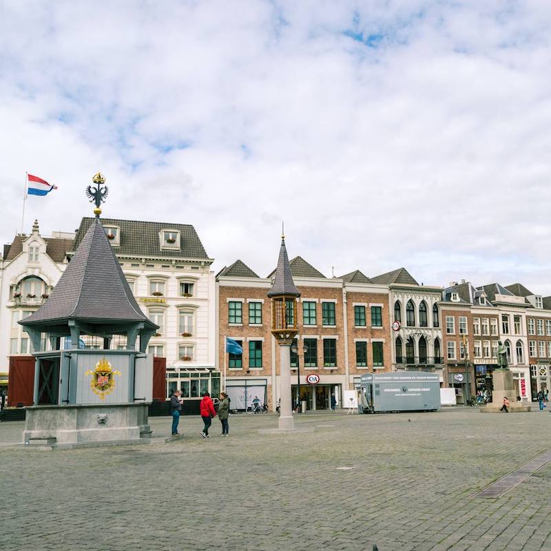 View of the reconstructed medieval water well in the middle of Markt, the main square of Den Bosch. #denbosch #travel #netherlands